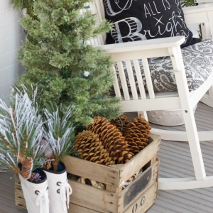 https://www.homestoriesatoz.com/decorating/20-beautiful-christmas-porch-ideas.html
